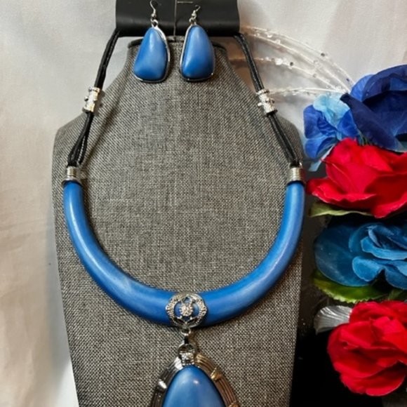 Blue Fashion Necklace Set with Matching Earrings. - Picture 1 of 3